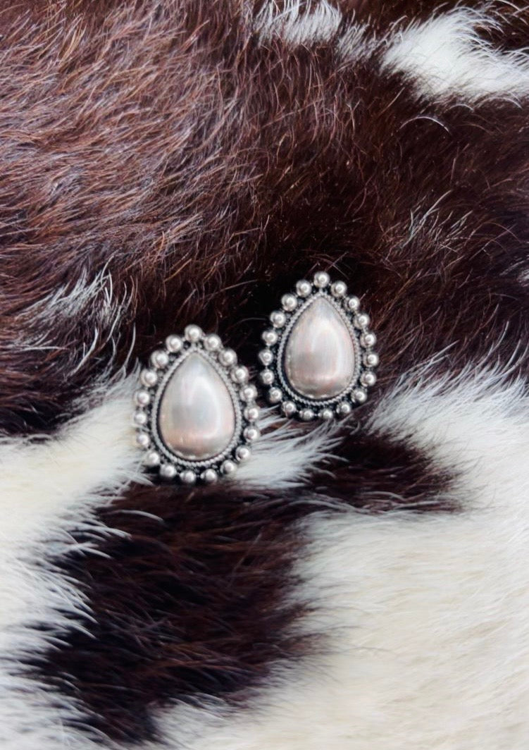 COUNTRY CUTIE STUD EARRINGS