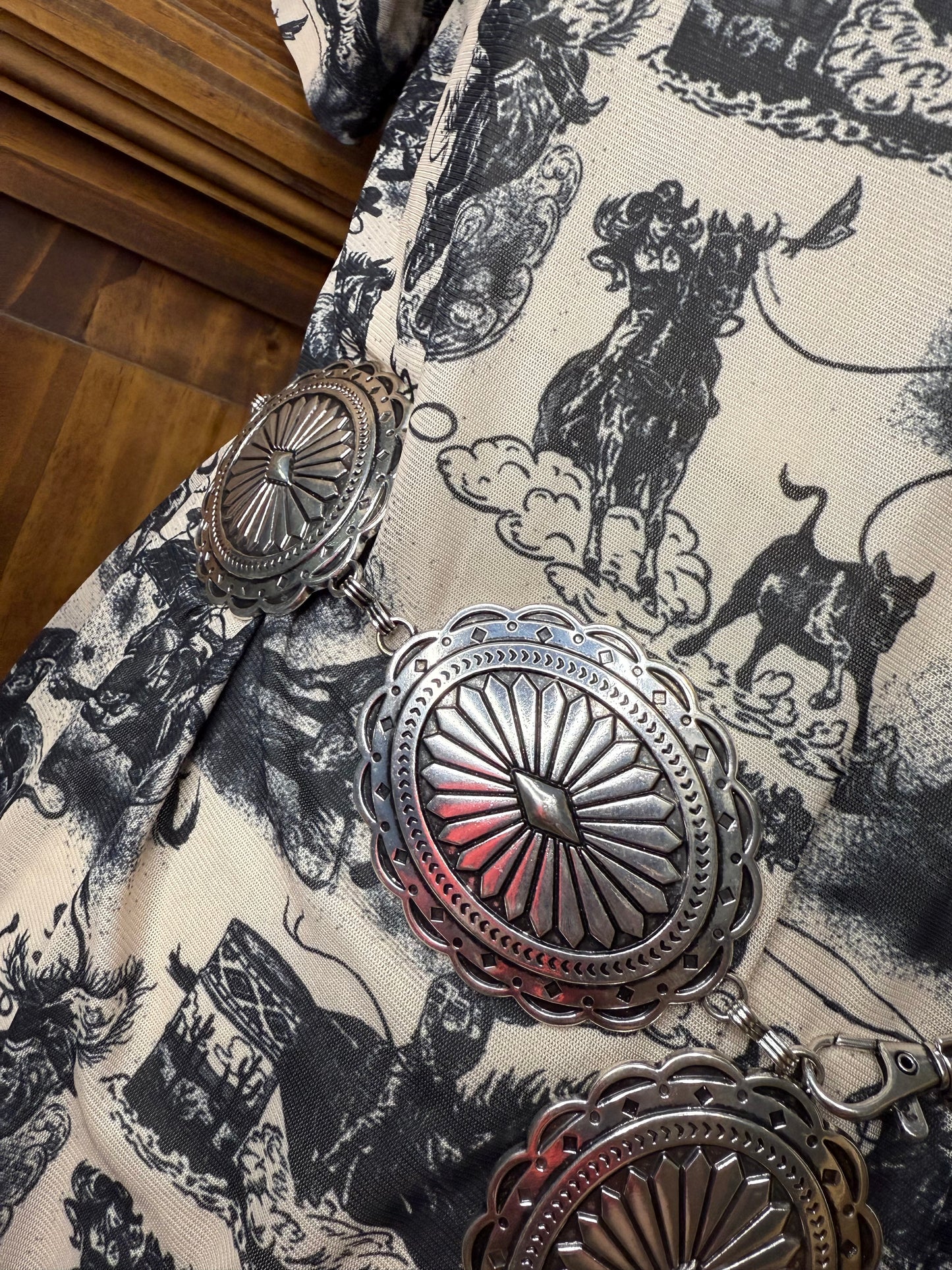 SILVER OVAL CONCHO BELT