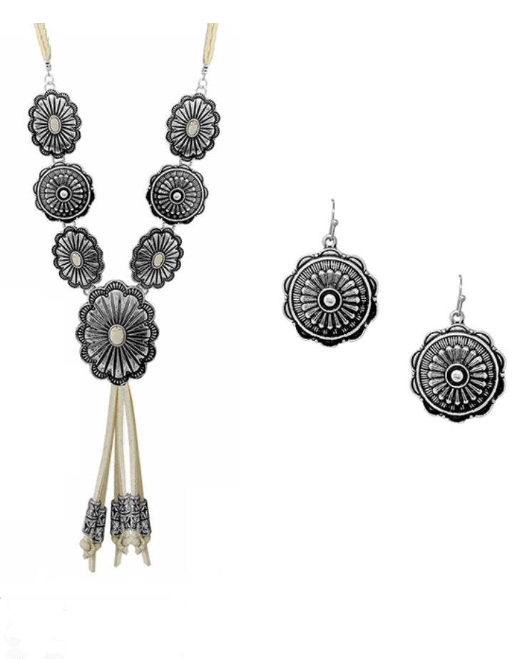 YVORY CONCHO SUEDE NECKLACE SET