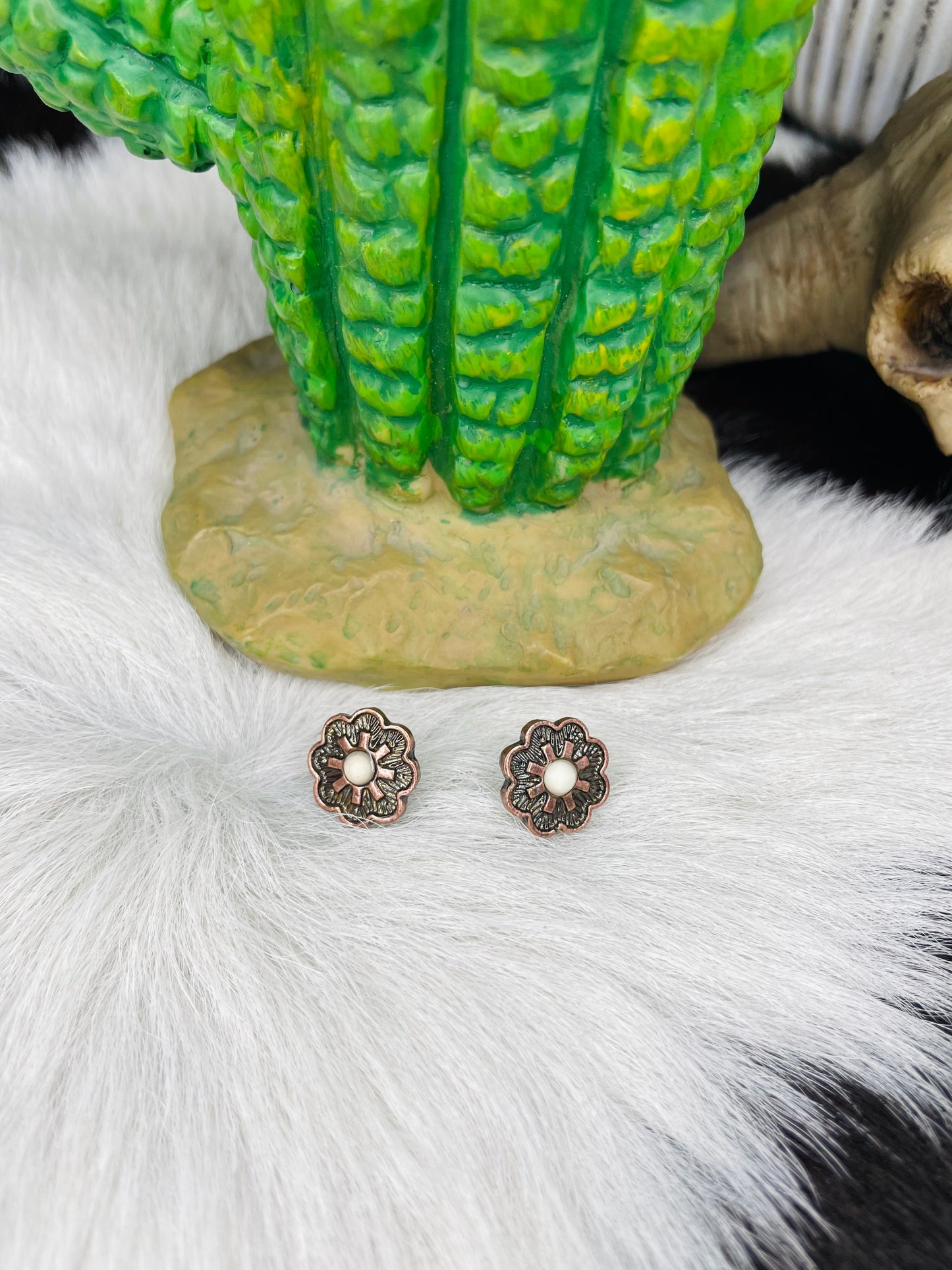 RUSTIC FLOWER STUD EARRINGS