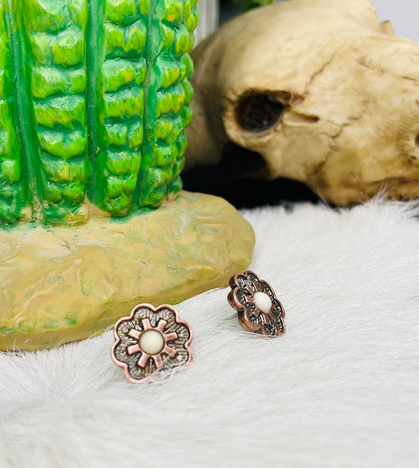 RUSTIC FLOWER STUD EARRINGS
