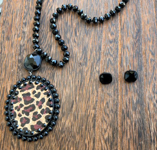 BLACK BEADED NECKLACE WITH STUD EARRINGS (SET)